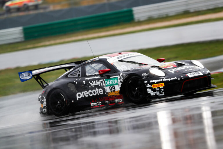 Porsche-Doppelspitze im nassen Lausitzring-Training