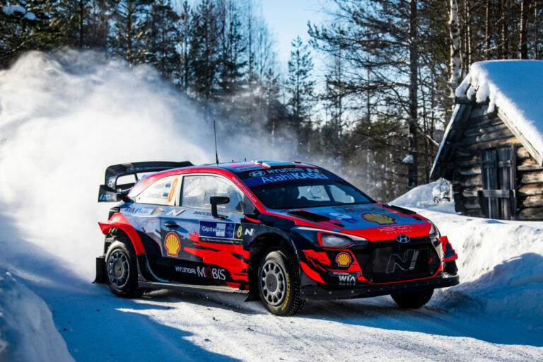 Tänak baut Arktis-Rallye-Führung aus, während Ogier am Samstag verzweifelt