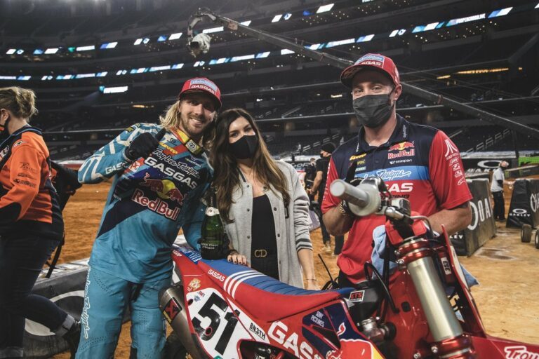 EIN STRAHLENDES LÄCHELN FÜR JUSTIN BARCIA VON TROY LEE DESIGNS/RED BULL/GASGAS FACTORY RACING MIT EINEM ZWEITEN PLATZ BEIM ARLINGTON SX