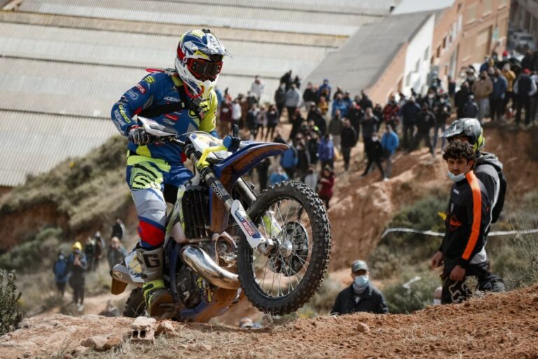 Hard Enduro Arnedo: Mario Román fegt weiter über das Parkett.