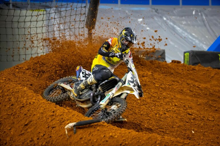 ROCKSTAR ENERGY HUSQVARNA FACTORY RACINGS JASON ANDERSON STEHT BEIM ARLINGTON SUPERCROSS AUF DEM PODIUM