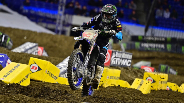 Tomac fährt beim Indianapolis Supercross zum vierten Mal in Folge zum Sieg