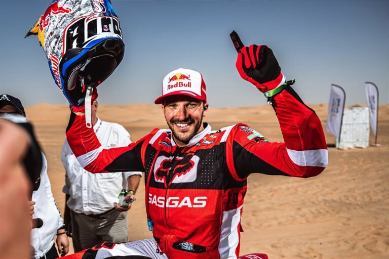 SAM SUNDERLAND GEWINNT DIE ABU DHABI DESERT CHALLENGE