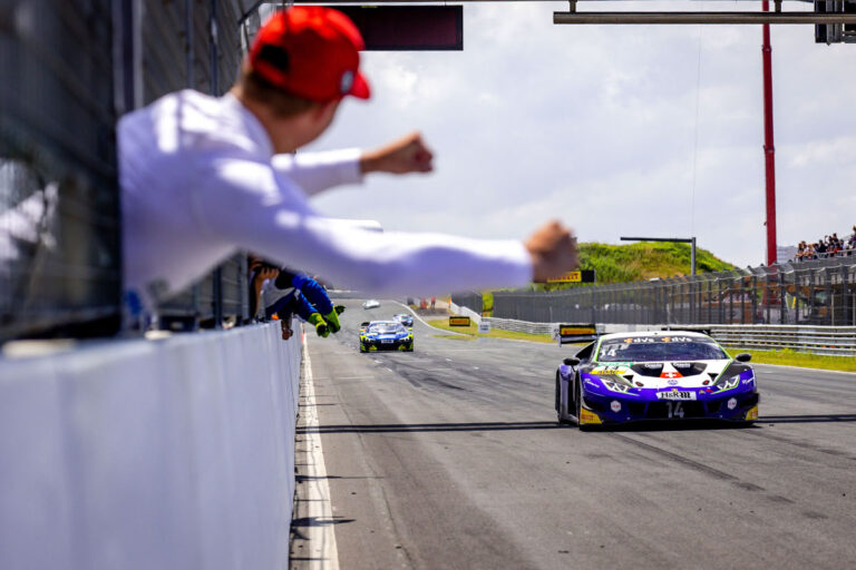 Gut gepokert – Emil Frey-Lamborghini siegt bei wechselhaften Bedingungen in Zandvoort