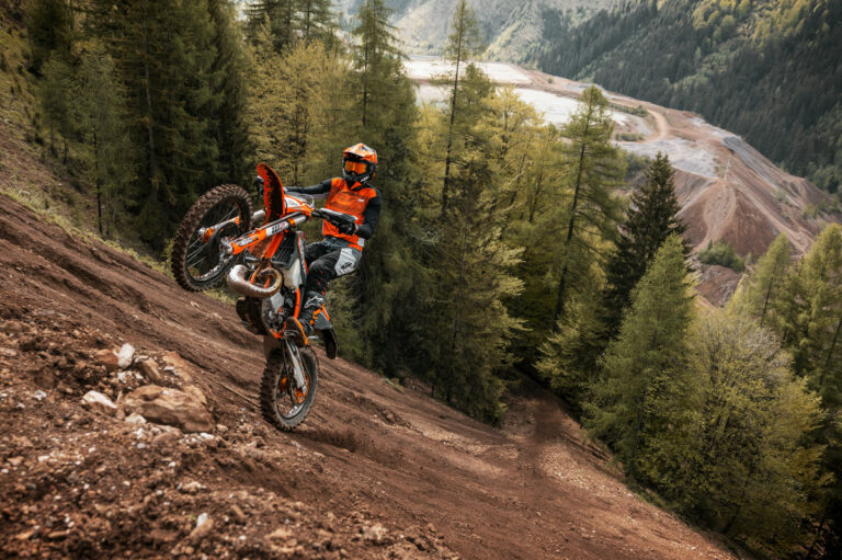 CHRIS BIRCH GEGEN KAILUB RUSSELL: WETTRENNEN ZUM GIPFEL DES IRON GIANT MIT DER NEUEN KTM 300 EXC ERZBERGRODEO