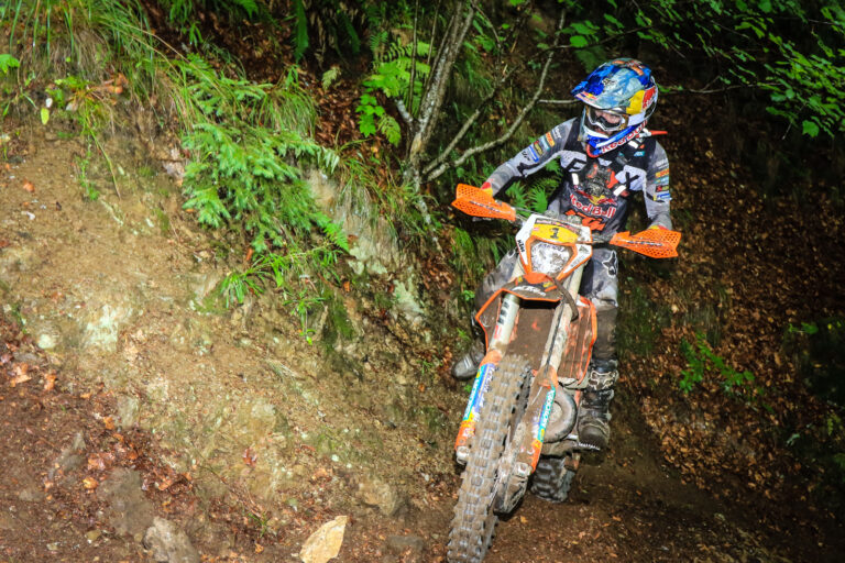 Manuel Lettenbichler kämpft sich zurück und dominiert Offroad-Tag 2 bei Red Bull Romaniacs