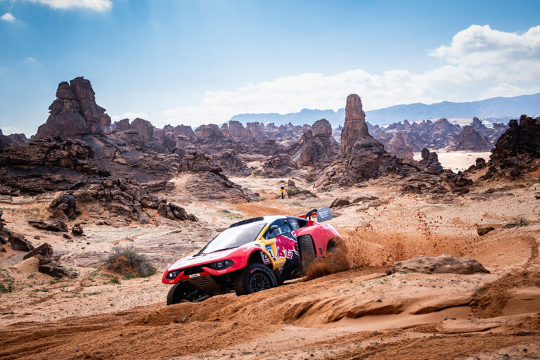 Loeb besiegt Legende Peterhansel in einem spannenden Auto-Duell auf der vierten Etappe