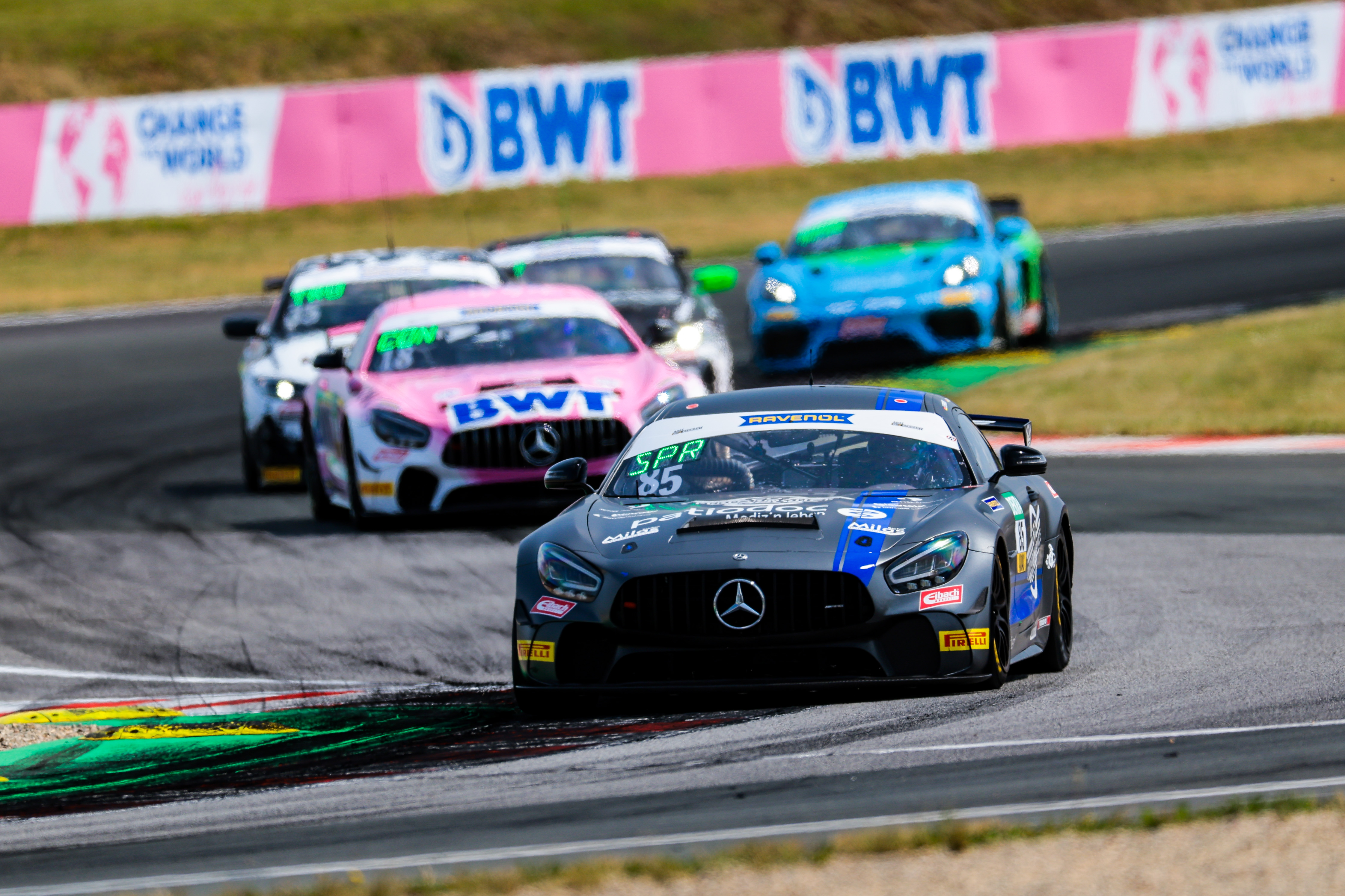 Mercedes-AMG triumphiert beim Saisonauftakt der ADAC GT4 Germany in Oschersleben