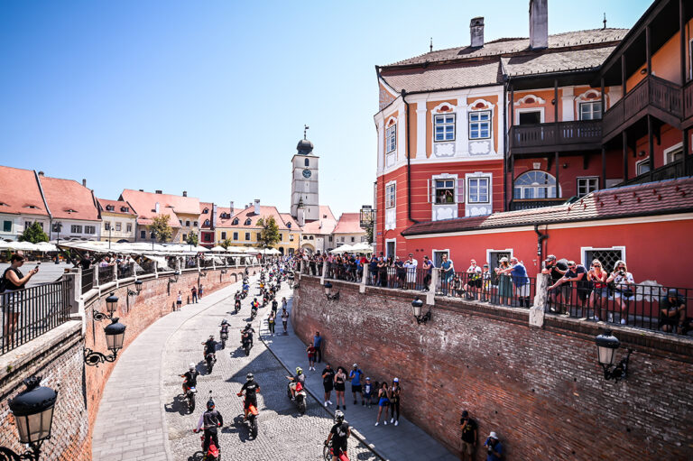 Red Bull Romaniacs: Die Parade der Nationen bringt die historische Stadt Sibiu in Aufruhr