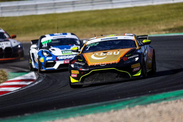 Mercedes-AMG jagt Aston Martin: Titelduell beim ADAC GT4 Germany-Finale