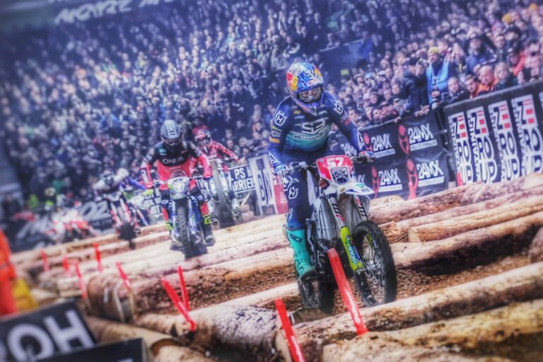 MOTOZ FIM Superenduro WM: Was für ein Abend – die Auerswald Eventmanufaktur lieferte erneut ein grandioses Event in Riesa – Billy Bolt glänzte trotz Verletzung