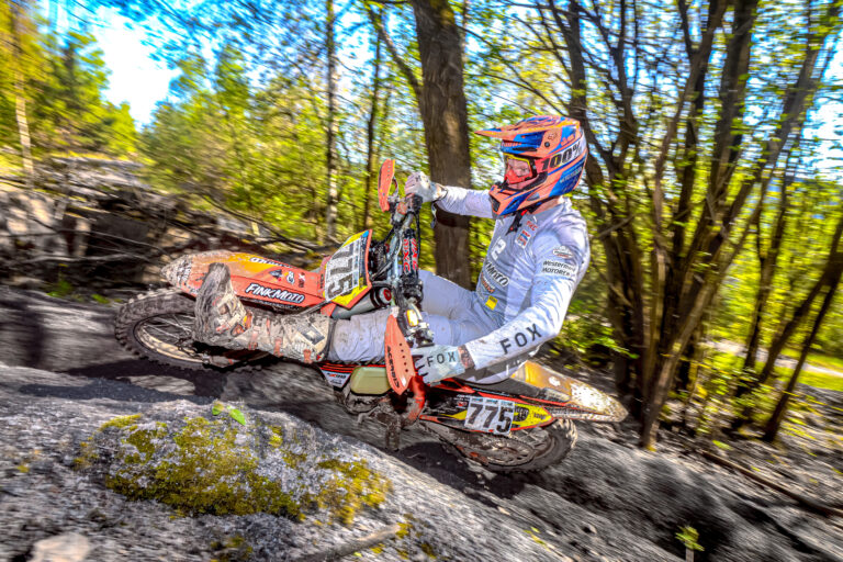 Chris Gundermann gewinnt Tag 1 beim ECHT Endurocup in Döbritz